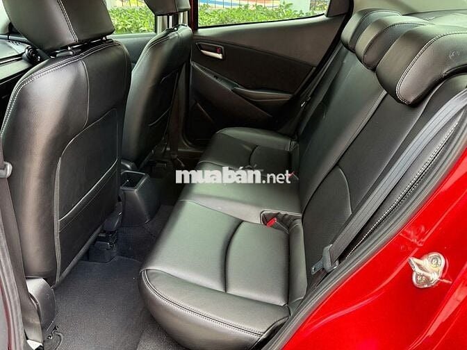 Mazda 2 AT 2023 màu đỏ, số tự động