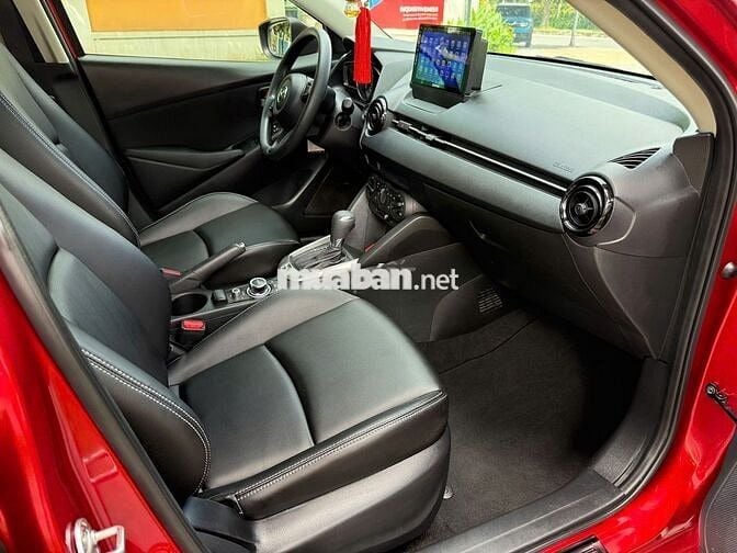 Mazda 2 AT 2023 màu đỏ, số tự động