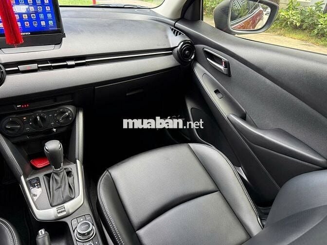 Mazda 2 AT 2023 màu đỏ, số tự động