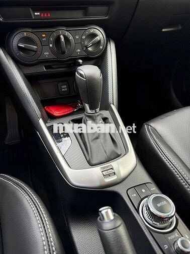 Mazda 2 AT 2023 màu đỏ, số tự động