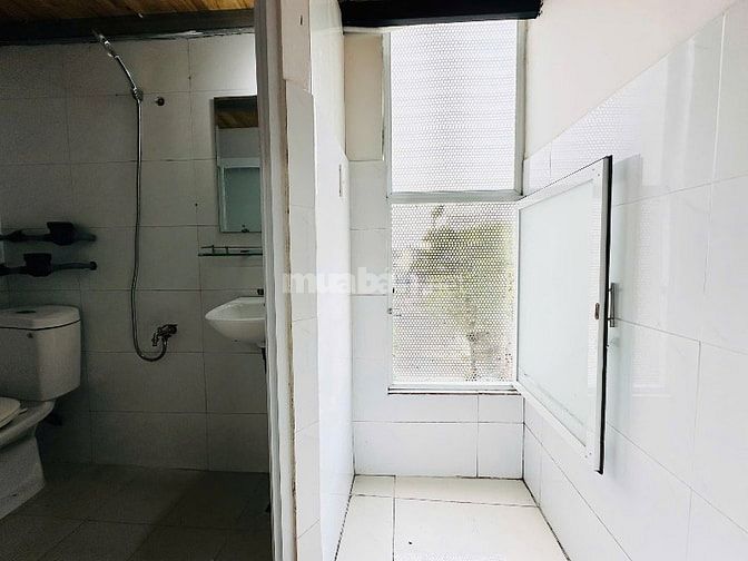 Phòng trọ sinh viên giá rẻ - Gần Sân Bay - phòng có gác cao, cửa sổ