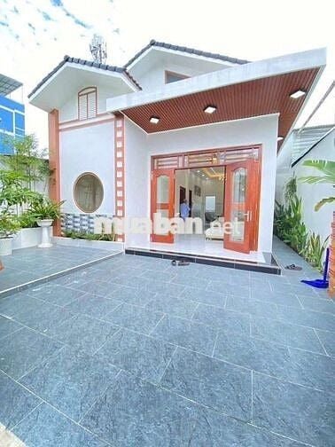 Biệt thự mới xây sạch đẹp ở ngay,hẻm ôtô gần chợ Hóc Môn