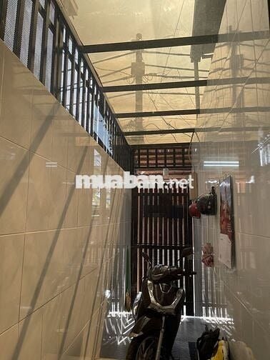 358HBC : nhà 1 trệt + 1 lầu + 1 lửng + phòng khách , hẻm bagac