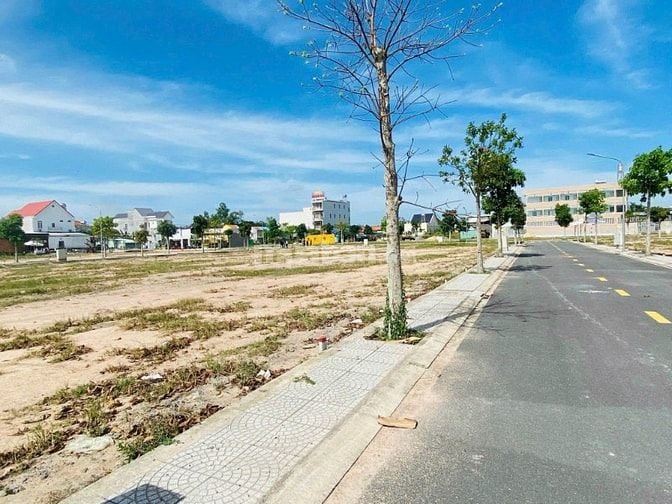 Sang tay lô đất 100m2, giá khoảng 1tỷ1, gần chợ An Bình. Hạ tầng 100%