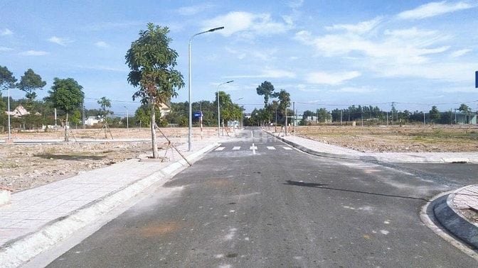 Sang tay lô đất 100m2, giá khoảng 1tỷ1, gần chợ An Bình. Hạ tầng 100%