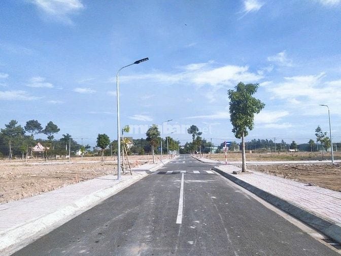 Sang tay lô đất 100m2, giá khoảng 1tỷ1, gần chợ An Bình. Hạ tầng 100%