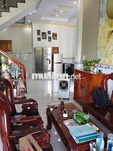 Bán gấp căn nhà 1trệt 1 lầu ( 3pn, 2wc ) giá 1,8 tỷ Hương lộ 9