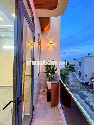 CẦN BÁN GẤP NHÀ 1 TRỆT 1 LẦU NGAY CHỢ BÌNH CHÁNH