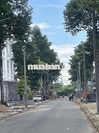 Nhà phố hoàn thiện liền kề khu công nghiệp thổ cư hoàn công
