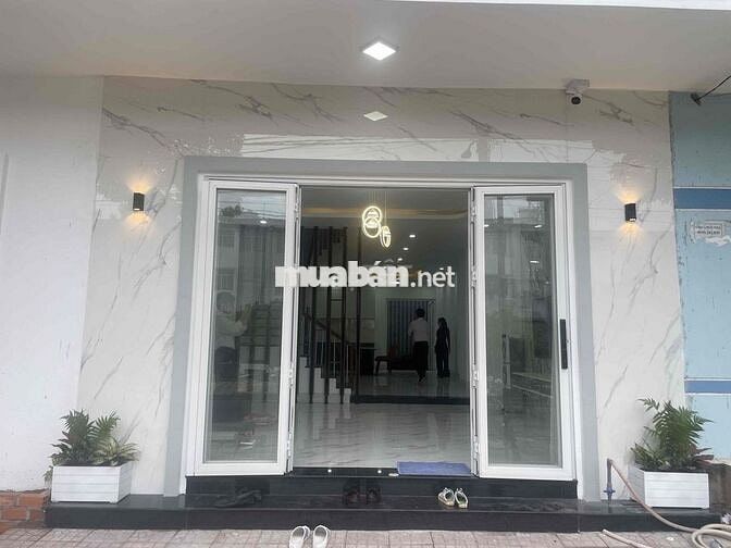 Nhà phố hoàn thiện liền kề khu công nghiệp thổ cư hoàn công