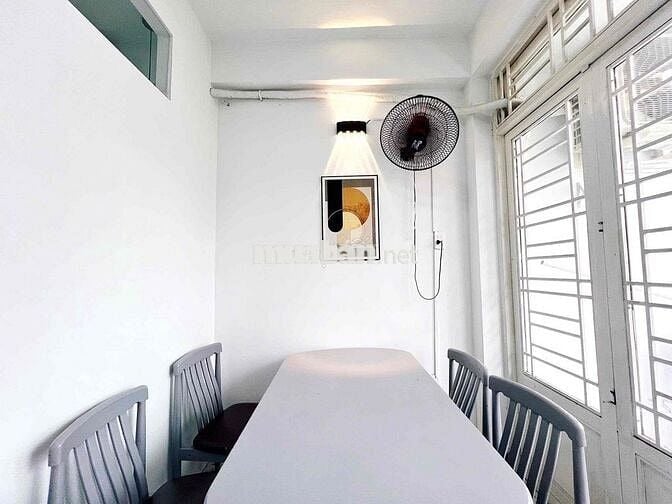 Căn hộ 2pn2wc, ban công thoáng mát, bàn ăn cho 4người, gần Quận 1,3,PN