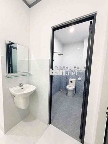 chủ ngộp cần bán nhà gác lững ngay gần chợ Thạnh phú