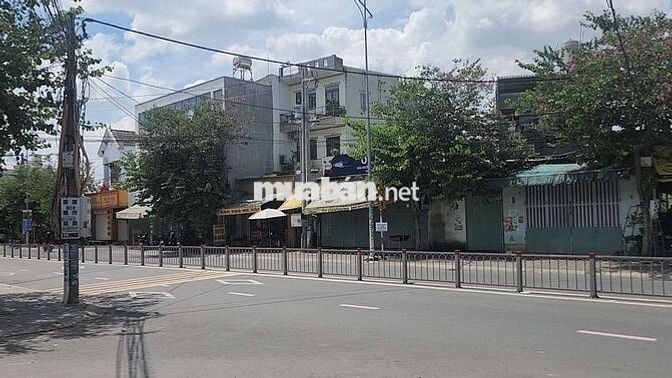 BÁN NHÀ LÔ GÓC KẾ BÊN SIÊU THỊ GO!