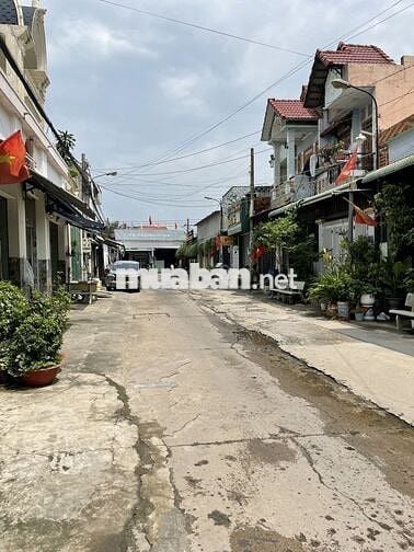 BÁN gấp nhà Dĩ An, 67m, giá 4.35 tỷ,  đường 10m, 2 tầng, 4 PN, 3 WC.