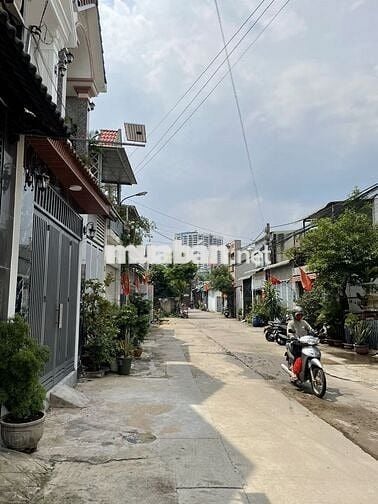 BÁN gấp nhà Dĩ An, 67m, giá 4.35 tỷ,  đường 10m, 2 tầng, 4 PN, 3 WC.