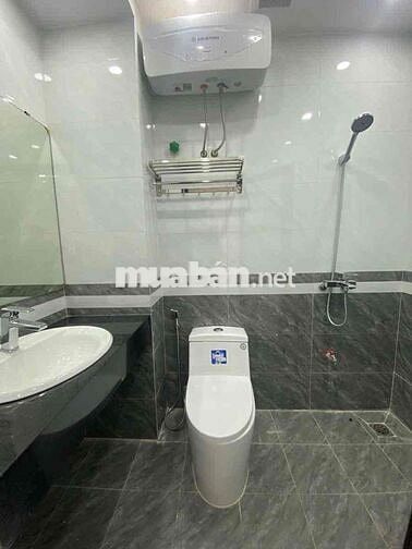 Nhà 6 tầng thang máy Hoàng Quốc Việt, ô tô vào tận nhà