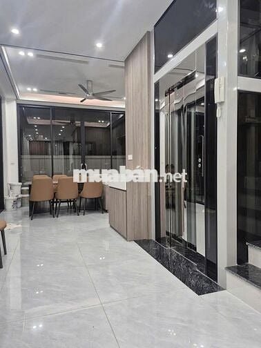 Bán nhà sân vườn ngay trường Vinschool hoàn thiện 5 tầng có thang máy