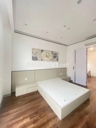 Bán nhà sân vườn ngay trường Vinschool hoàn thiện 5 tầng có thang máy