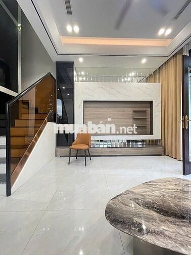 Bán nhà sân vườn ngay trường Vinschool hoàn thiện 5 tầng có thang máy