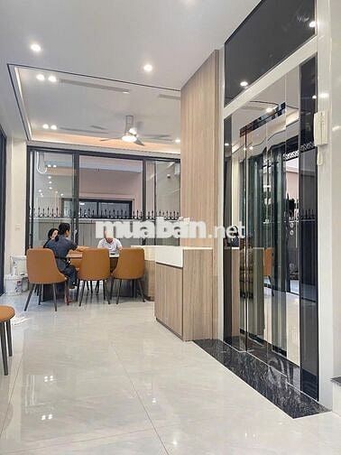 Bán nhà sân vườn ngay trường Vinschool hoàn thiện 5 tầng có thang máy