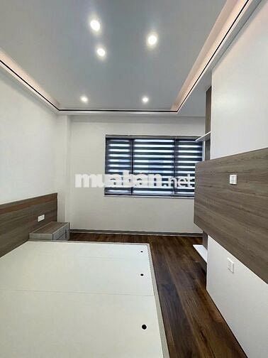 Bán nhà sân vườn ngay trường Vinschool hoàn thiện 5 tầng có thang máy