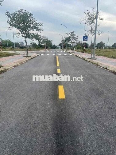 Bán gấp lô đất KDC chợ Đức Hoà, sổ riêng, tiện ích đầy đủ