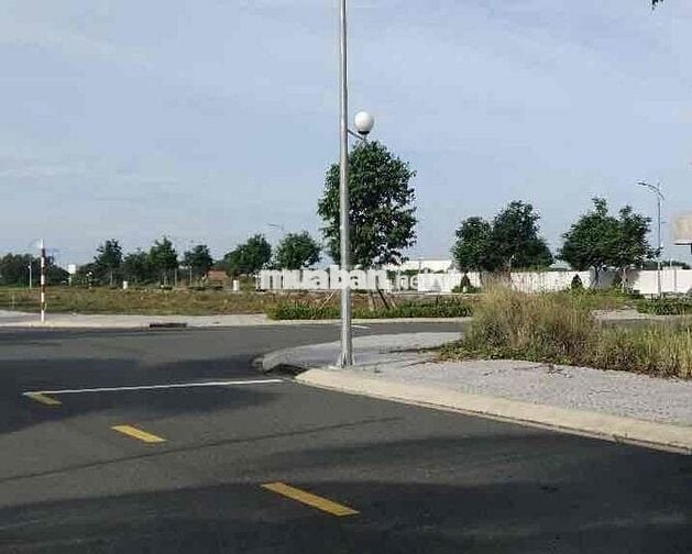 Bán gấp lô đất KDC chợ Đức Hoà, sổ riêng, tiện ích đầy đủ