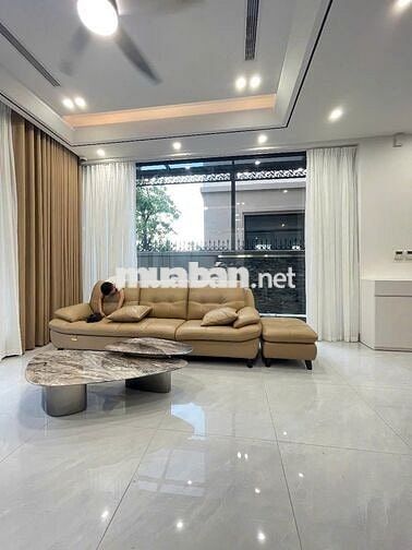 Bán nhà sân vườn ngay trường Vinschool hoàn thiện 5 tầng có thang máy