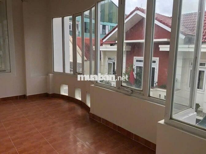 Cho thuê nhà nguyên căn 3 tầng 4 phòng ngủ gần chợ Ngô Quyền Phường 6