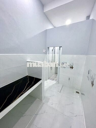 Bán nhà HXH, Lạc Long Quân, hẻm thông, 22m2 hơn 2 tỷ