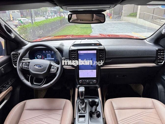 Ford Everest Titanium Màu Đỏ 2023  - 14000 km