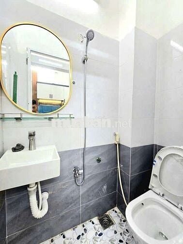 Nhà nguyên căn 2 lầu 2 phòng ngủ 1 phòng nhỏ để đồ. 2 WC