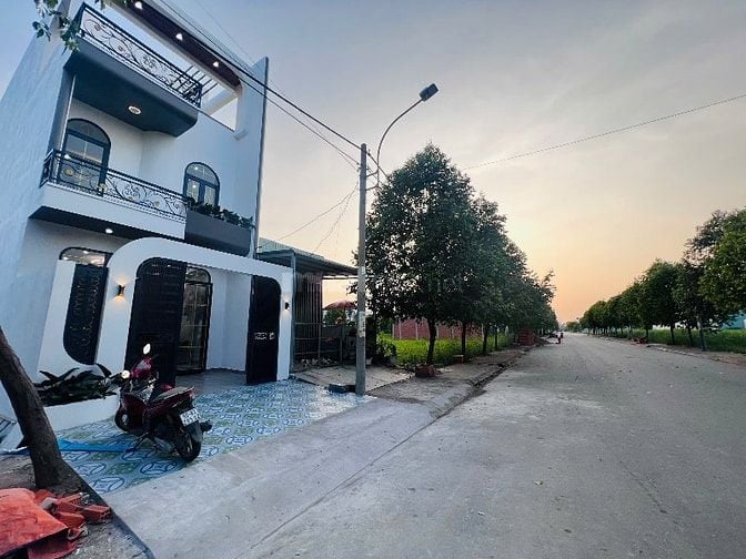 má 7 mới xây xong cần bán gấp đi mỹ với con ở