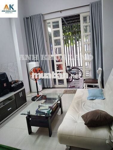 422HBC - nhà 1 trệt + 1 lầu + 1 lửng , hai mặt hèm xe hơi , nở hậu
