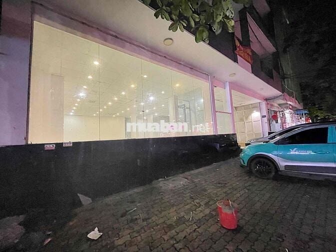 Cho thuê mặt bằng tầng trệt gần 200m2