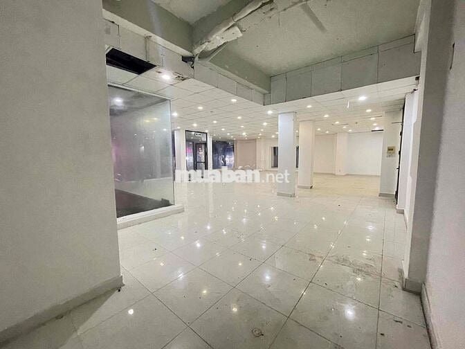 Cho thuê mặt bằng tầng trệt gần 200m2