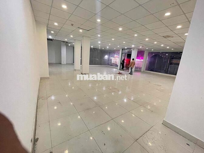 Cho thuê mặt bằng tầng trệt gần 200m2