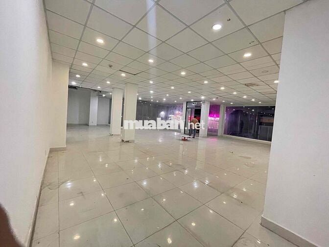 Cho thuê mặt bằng tầng trệt gần 200m2