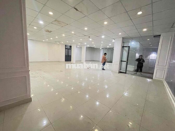 Cho thuê mặt bằng tầng trệt gần 200m2