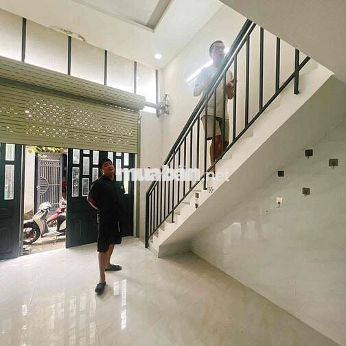 nhà 2 căn 1 sổ khu dân cư hiện hữu hẻm 4 m . 2 phòng ngủ 1 phòng thờ