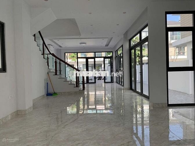 CHO THUÊ NHÀ NGANG 8M P.TÂN ĐỊNH QUẬN 1 CÓ THANG MÁY