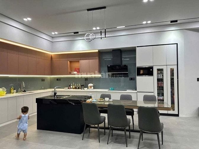 Nhà đẹp ngay Nguyễn Thượng Hiền giá 4tỷ460,70m2 HXH SHR gần trường họ