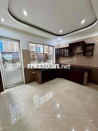 cho thêu nhà có hầm mặt tiền chợ lớn