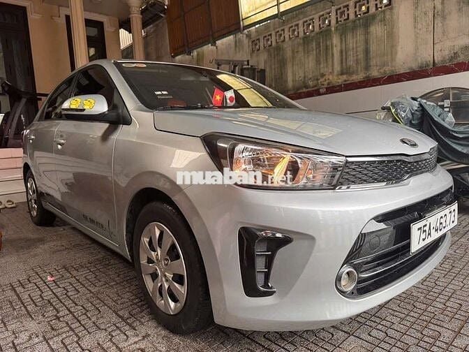 Kia Soluto 2020 số sàn 5 chỗ màu bạc