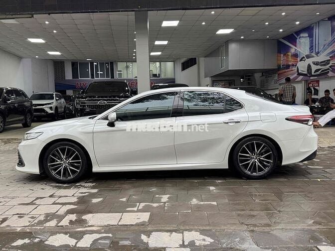 CẦN BÁN TOYOTA CAMRY 2.5Q TRẮNG / KEM MODEL 2023