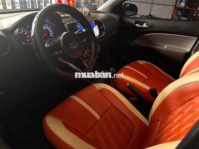 Kia Soluto 2020 số sàn 5 chỗ màu bạc