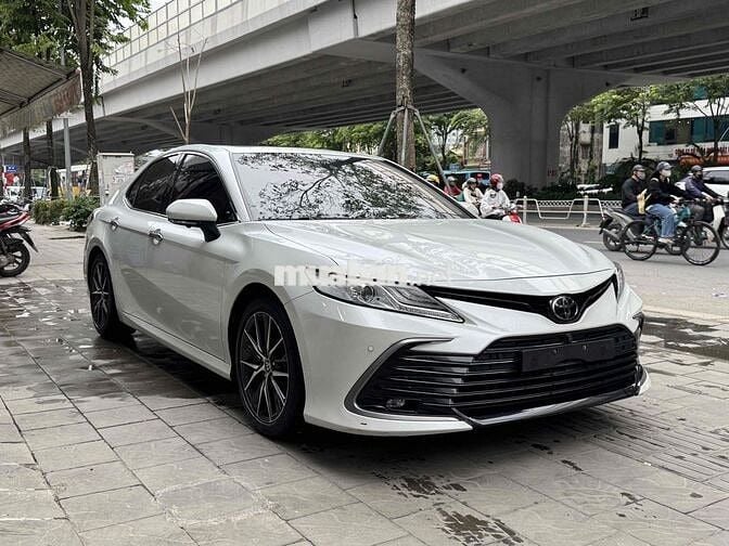 CẦN BÁN TOYOTA CAMRY 2.5Q TRẮNG / KEM MODEL 2023