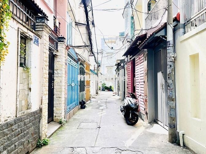 Bán nhà 3 tầng mới, rộng rãi, gần khu ẩm thực Phan Xích Long.