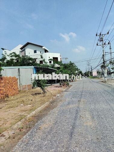 Đất MT 826, sổ sẵn, 64m2, sát VPCC Long Hoà