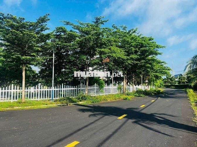 BÁN GẤP 3 CĂN VILA XUYÊN MỘCpp